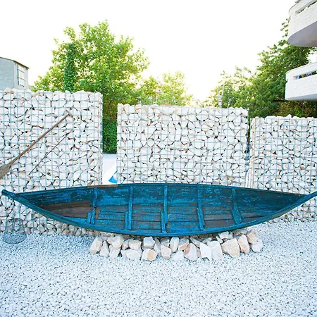 Silver Tree Apartment Split